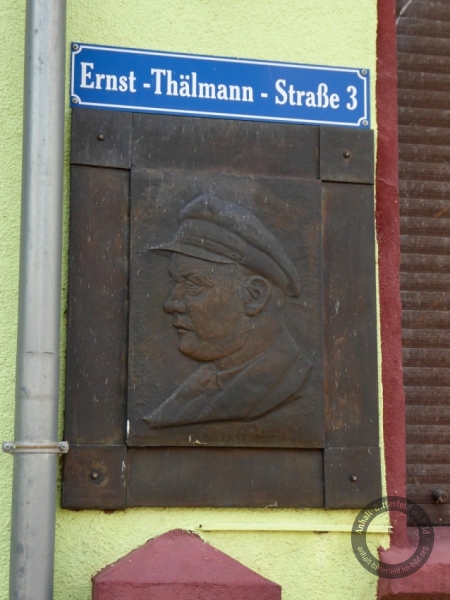 Gedenktafel für Ernst Thälmann in der Ernst-Thälmann-Straße in Osternienburg (Landkreis Anhalt-Bitterfeld)