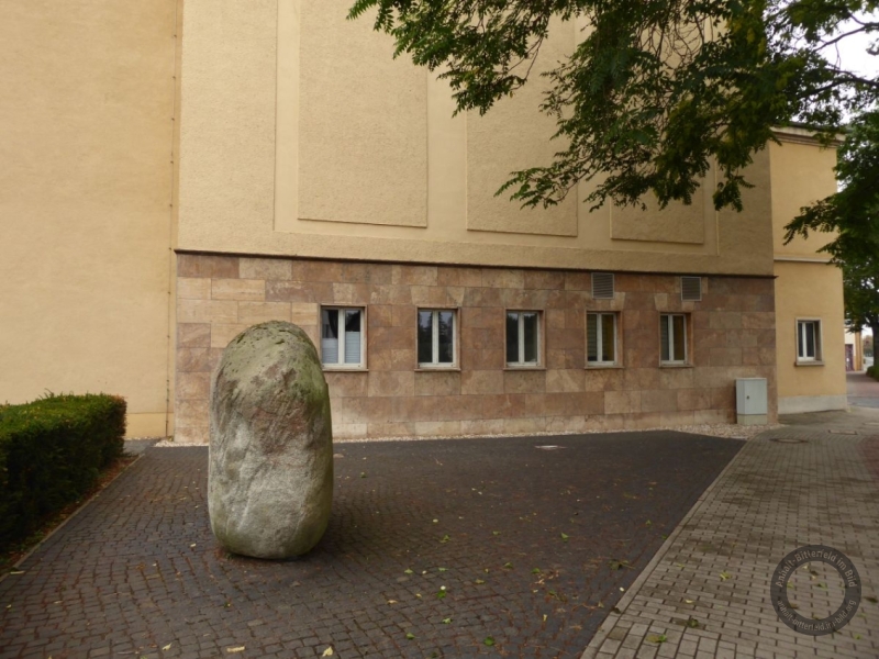 Gedenkstein neben dem Kulturhaus in der Puschkinstraße in Wolfen (Stadt Bitterfeld-Wolfen) im Landkreis Anhalt-Bitterfeld