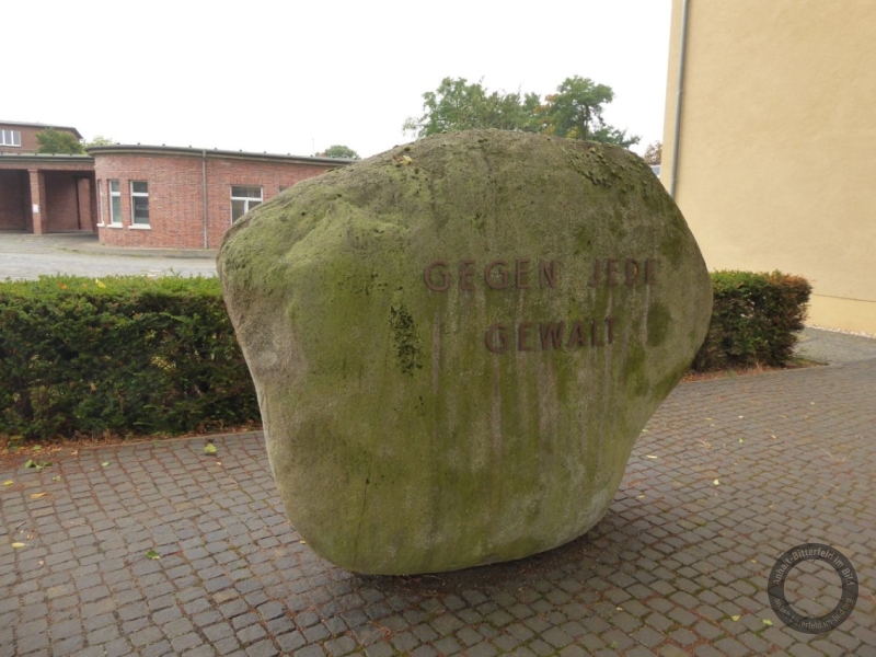 Gedenkstein neben dem Kulturhaus in der Puschkinstraße in Wolfen (Stadt Bitterfeld-Wolfen) im Landkreis Anhalt-Bitterfeld