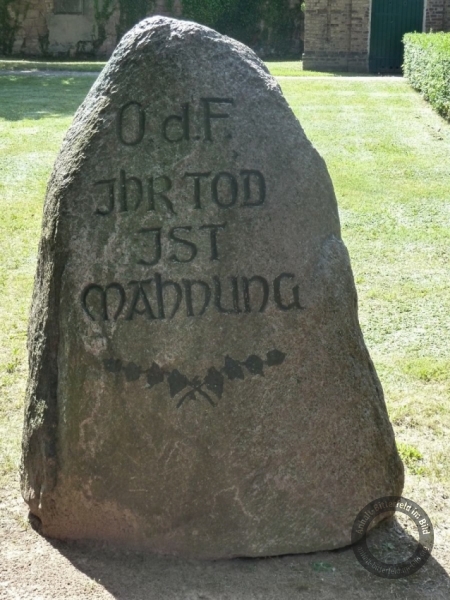 Mahnmal für die Opfer des Faschismus auf dem Friedhof in der Halleschen Straße in Gröbzig (Stadt Südliches Anhalt) im Landkreis Anhalt-Bitterfeld