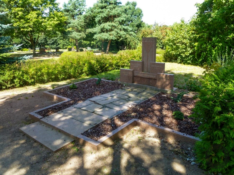 Mahnmal für die Verfolgten des NS-Systems auf dem Friedhof in der Halleschen Straße in Gröbzig (Stadt Südliches Anhalt) im Landkreis Anhalt-Bitterfeld