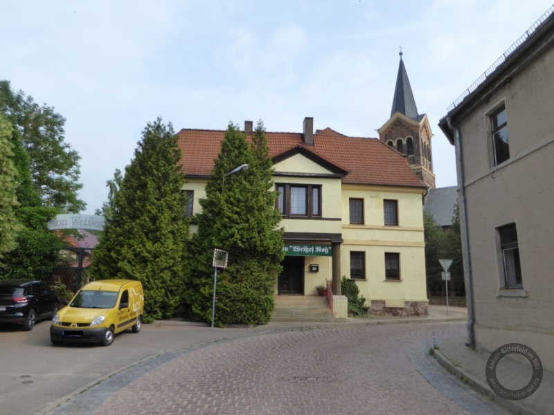 Gasthof "Weißes Ross" am Kirchplatz in Radegast (Stadt Südliches Anhalt) im Landkreis Anhalt-Bitterfeld