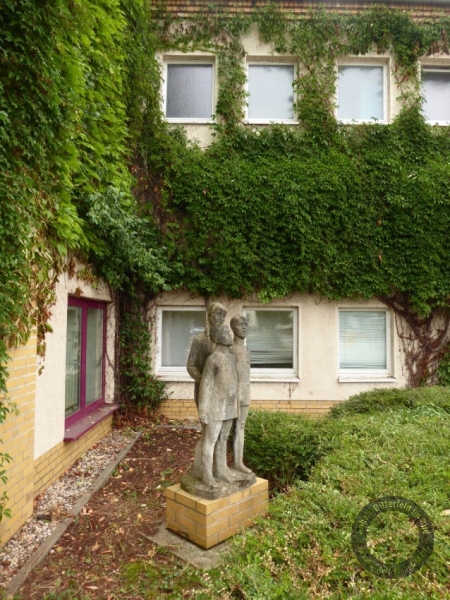 Plastik "Singende Kinder" von Gerhard Markwald  vor der Stadtbibliothek am Kulturhaus in Wolfen (Stadt Bitterfeld-Wolfen) im Landkreis Anhalt-Bitterfeld