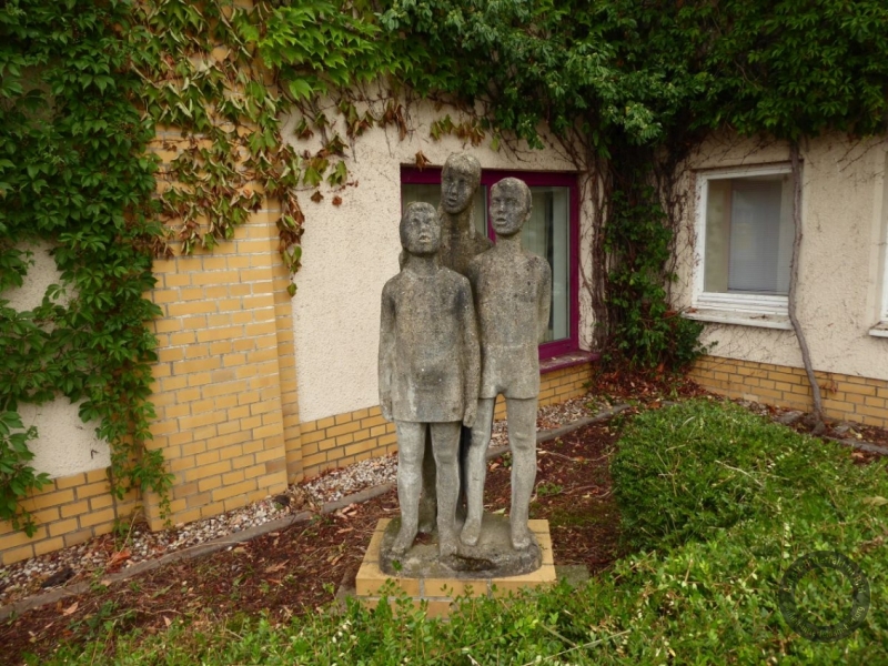 Plastik "Singende Kinder" von Gerhard Markwald  vor der Stadtbibliothek am Kulturhaus in Wolfen (Stadt Bitterfeld-Wolfen) im Landkreis Anhalt-Bitterfeld