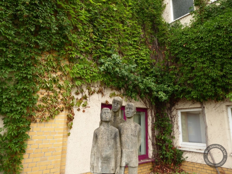 Plastik "Singende Kinder" von Gerhard Markwald  vor der Stadtbibliothek am Kulturhaus in Wolfen (Stadt Bitterfeld-Wolfen) im Landkreis Anhalt-Bitterfeld