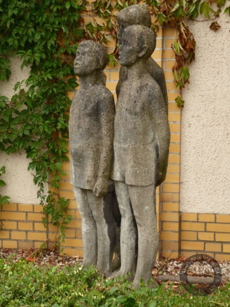 Plastik "Singende Kinder" von Gerhard Markwald  vor der Stadtbibliothek am Kulturhaus in Wolfen (Stadt Bitterfeld-Wolfen) im Landkreis Anhalt-Bitterfeld