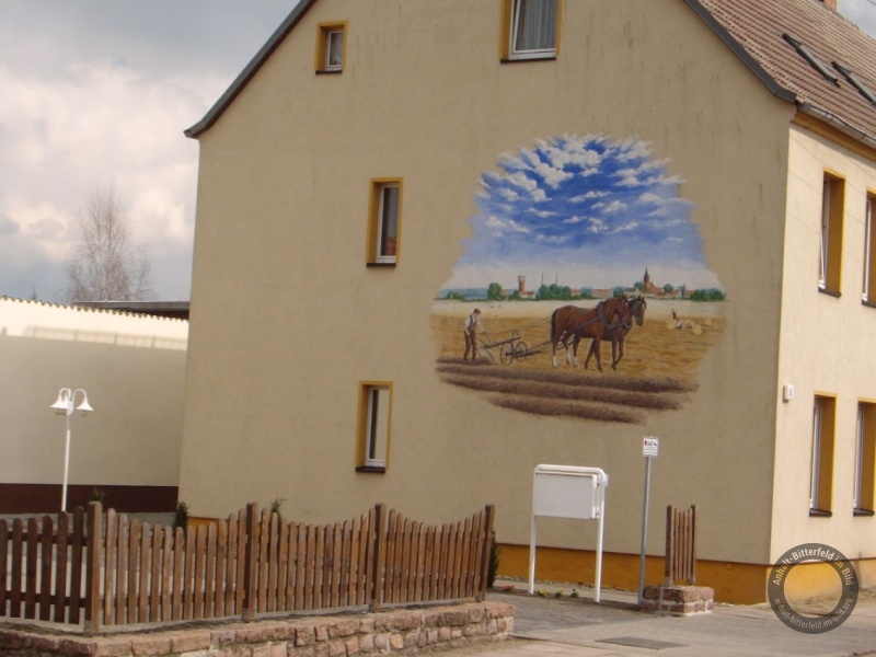 Wandbild "Pflügender Bauer" in der Walther-Rathenau-Straße in Osternienburg (Landkreis Anhalt-Bitterfeld)