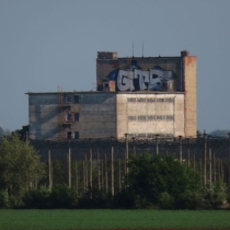 Schweinehochhaus in Maasdorf (Stadt Südliches Anhalt) im Landkreis Anhalt-Bitterfeld