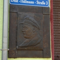 Gedenktafel für Ernst Thälmann in der Ernst-Thälmann-Straße in Osternienburg (Landkreis Anhalt-Bitterfeld)