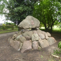 Victor-Blüthgen-Denkmal in der Birkenallee an der Ecke zur Straße Am Schloss in Zörbig (Landkreis Anhalt-Bitterfeld)