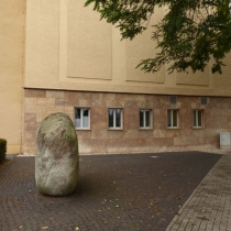 Gedenkstein neben dem Kulturhaus in der Puschkinstraße in Wolfen (Stadt Bitterfeld-Wolfen) im Landkreis Anhalt-Bitterfeld