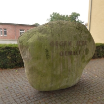 Gedenkstein neben dem Kulturhaus in der Puschkinstraße in Wolfen (Stadt Bitterfeld-Wolfen) im Landkreis Anhalt-Bitterfeld