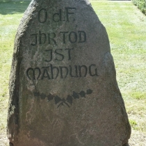 Mahnmal für die Opfer des Faschismus auf dem Friedhof in der Halleschen Straße in Gröbzig (Stadt Südliches Anhalt) im Landkreis Anhalt-Bitterfeld