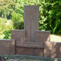 Mahnmal für die Verfolgten des NS-Systems auf dem Friedhof in der Halleschen Straße in Gröbzig (Stadt Südliches Anhalt) im Landkreis Anhalt-Bitterfeld