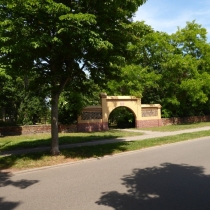 Historischer Gutspark in der Karl-Liebknecht-Straße in Roitzsch (Stadt Sandersdorf-Brehna, Landkreis Anhalt-Bitterfeld)