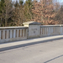 Wappensteine an der Fuhnebrücke von Cattau (Stadt Südliches Anhalt) im Landkreis Anhalt-Bitterfeld