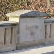 Wappensteine an der Fuhnebrücke von Cattau (Stadt Südliches Anhalt) im Landkreis Anhalt-Bitterfeld
