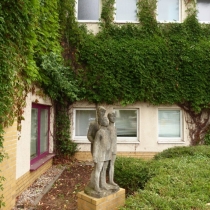 Plastik "Singende Kinder" von Gerhard Markwald  vor der Stadtbibliothek am Kulturhaus in Wolfen (Stadt Bitterfeld-Wolfen) im Landkreis Anhalt-Bitterfeld