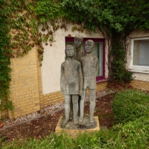 Plastik "Singende Kinder" von Gerhard Markwald  vor der Stadtbibliothek am Kulturhaus in Wolfen (Stadt Bitterfeld-Wolfen) im Landkreis Anhalt-Bitterfeld