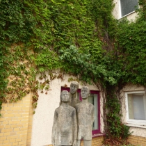 Plastik "Singende Kinder" von Gerhard Markwald  vor der Stadtbibliothek am Kulturhaus in Wolfen (Stadt Bitterfeld-Wolfen) im Landkreis Anhalt-Bitterfeld