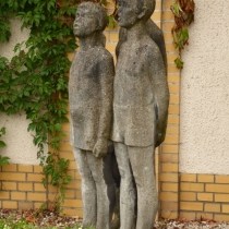 Plastik "Singende Kinder" von Gerhard Markwald  vor der Stadtbibliothek am Kulturhaus in Wolfen (Stadt Bitterfeld-Wolfen) im Landkreis Anhalt-Bitterfeld