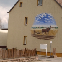 Wandbild "Pflügender Bauer" in der Walther-Rathenau-Straße in Osternienburg (Landkreis Anhalt-Bitterfeld)