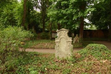 Friedhof an der Kirche von Kleinpaschleben (Osternienburger Land) im Landkreis Anhalt-Bitterfeld