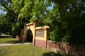 Historischer Gutspark in der Karl-Liebknecht-Straße in Roitzsch (Stadt Sandersdorf-Brehna, Landkreis Anhalt-Bitterfeld)